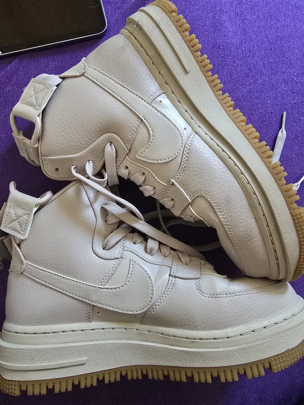 NIKE HOT